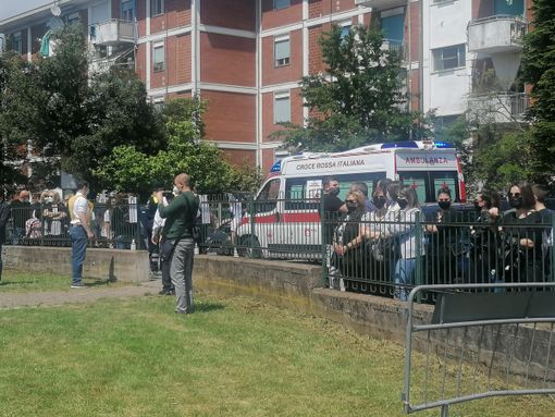 Commozione ai funerali di Silvia e Alessandro, una familiare colta da malore