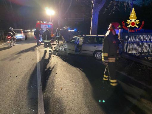 Perde il controllo dell'auto e si schianta contro gli alberi: un ferito sulla statale 394 Perde il controllo dell'auto e si schianta contro gli alberi: un ferito sulla statale 394