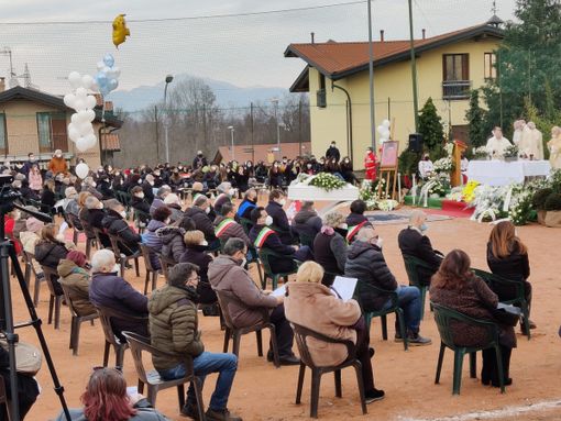 Una folla silenziosa, tanti palloncini e un messaggio commovente: «Oggi lassù brilla una stella in più, addio piccolo Daniele» Una folla silenziosa, tanti palloncini e un messaggio commovente: «Oggi lassù brilla una stella in più, addio piccolo Daniele»