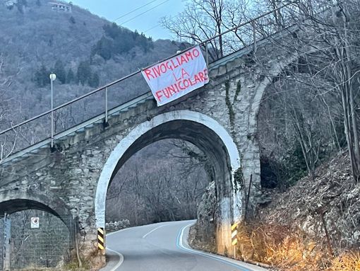 Su uno striscione l'appello degli "Angeli della funicolare" per il Sacro Monte: «La rivogliamo»