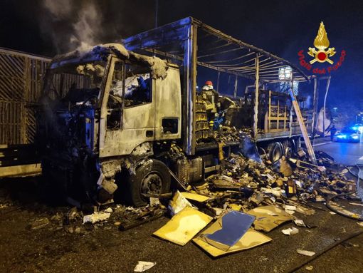 FOTO. Camion divorato dalle fiamme, paura sulla statale 336