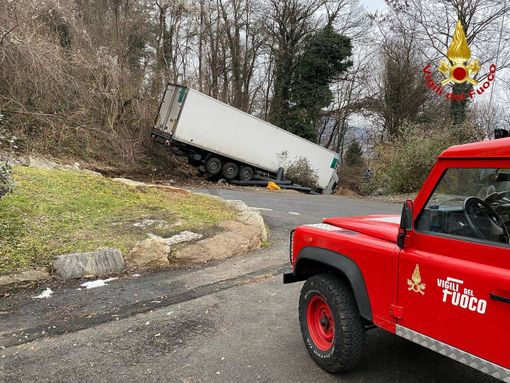 FOTO. Tir esce fuori strada e finisce nel bosco