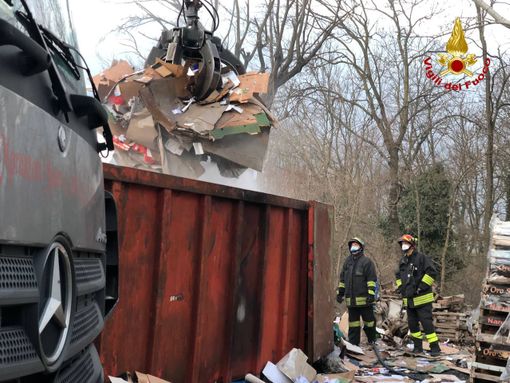 Laveno, fiamme alla piattaforma ecologica. Vigili del fuoco in azione Laveno, fiamme alla piattaforma ecologica. Vigili del fuoco in azione