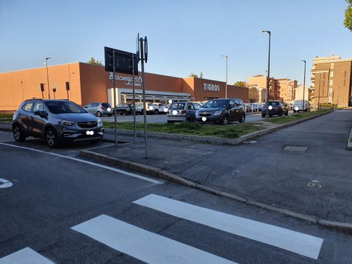 Prima notte in auto per la famiglia di Busto. Un appello per trovare lavoro