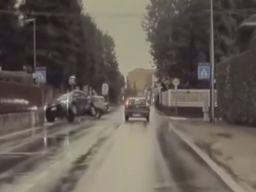 VIDEO. Olgiate, scontro all'incrocio: individuata l'auto pirata VIDEO. Olgiate, scontro all'incrocio: individuata l'auto pirata