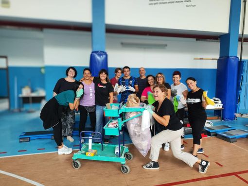 Corsa contro il tempo per riaprire la scuola: la domenica di mamma e papà accanto ai bidelli a ripulire dopo il cantiere