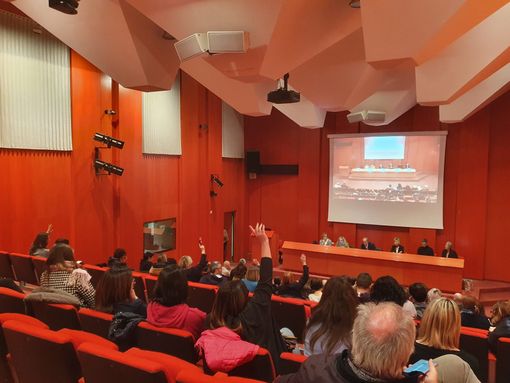 Caro-mensa, incontro fra genitori e Comune. L’impegno: «Più fasce Isee per contenere gli aumenti» Caro-mensa, incontro fra genitori e Comune. L’impegno: «Più fasce Isee per contenere gli aumenti»