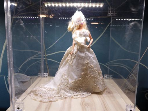 FOTO. Barbie sfila in stazione. E fa prevenzione per le donne