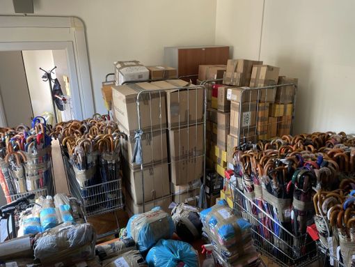 VIDEO. Nel "salotto" di Milano da gennaio sequestrati 7mila ombrelli contraffatti