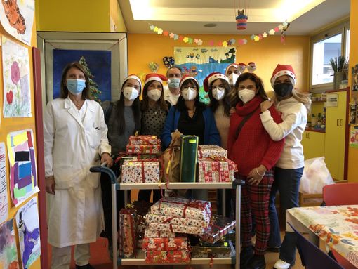 VIDEO E FOTO. Le maestre delle Ada Negri donano il sorriso ai piccoli pazienti della Pediatria di Busto VIDEO E FOTO. Le maestre delle Ada Negri donano il sorriso ai piccoli pazienti della Pediatria di Busto