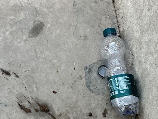 La fontana e i rifiuti: quando la civiltà fa un buco nell'acqua