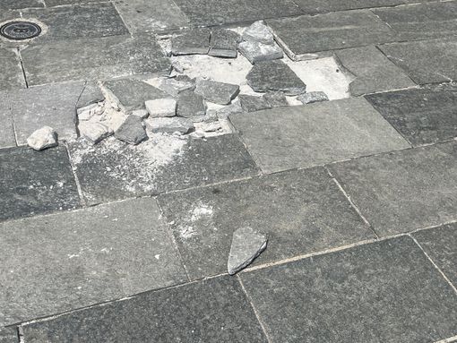 FOTO. Piazza Vittorio Emanuele si sbriciola ancora