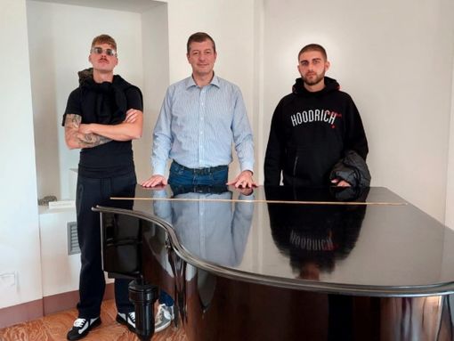 Una canzone, un video per raccontarsi in paese. E la sala giunta di Gorla Maggiore diventa set Una canzone, un video per raccontarsi in paese. E la sala giunta di Gorla Maggiore diventa set