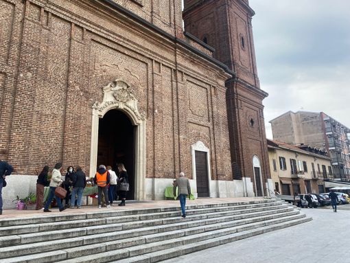 Tragedia di Samarate, don Nicola a messa: «Vi chiedo di custodire una preghiera» Tragedia di Samarate, don Nicola a messa: «Vi chiedo di custodire una preghiera»