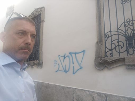 Lo sdegno dopo i graffiti: «Facciate sistemate per convincere anche gli altri e ora tutto rovinato. La videosorveglianza va estesa» Lo sdegno dopo i graffiti: «Facciate sistemate per convincere anche gli altri e ora tutto rovinato. La videosorveglianza va estesa»