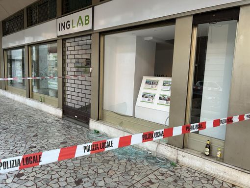 Vetrina del negozio sfondata a Gallarate, parla il titolare: «Situazione drammatica, facciamo segnalazioni ogni sera»