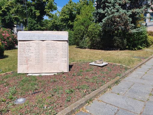 Il vento abbatte la statua della Giustizia davanti alla Procura di Busto