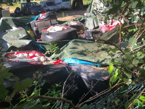 FOTO. Zona industriale, un rifiuto tira l'altro. Ma i volontari sono più forti