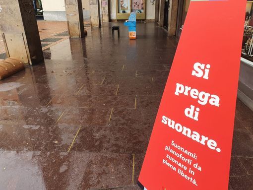 FOTO. “Suonami”: sei pianoforti sotto ai portici di Busto FOTO. “Suonami”: sei pianoforti sotto ai portici di Busto