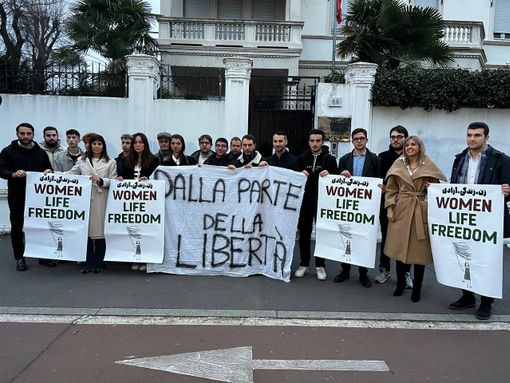 Mimose e cartelli strappati per dare voce alle donne iraniane