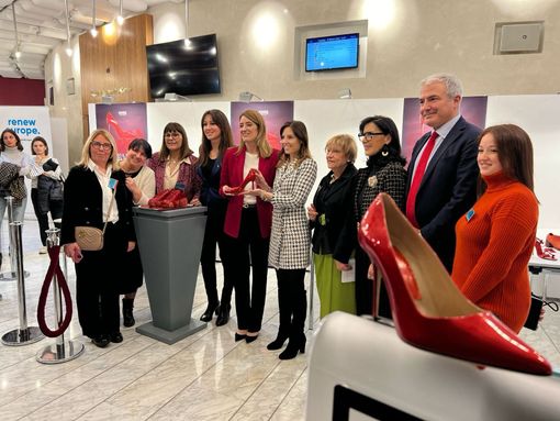 Tovaglieri inaugura la mostra Scarpe Rosse al Parlamento europeo con Metsola e Lucchini Tovaglieri inaugura la mostra Scarpe Rosse al Parlamento europeo con Metsola e Lucchini