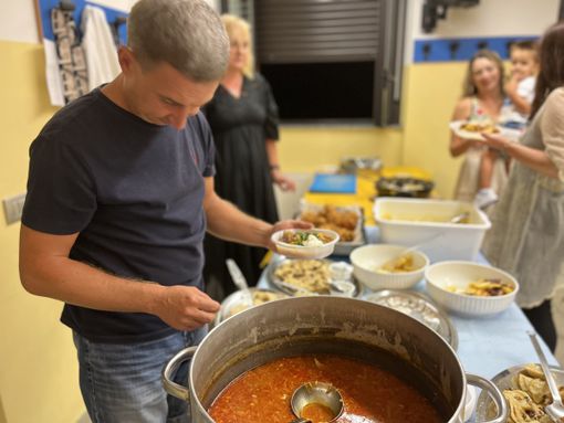 VIDEO. Gli ucraini e Busto, il grazie che unisce a tavola. Monsignor Raimondi: «Chi fa il bene lo riceve»