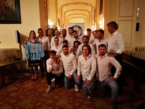 Elena insieme alla squadra con la maglia usata dai Mastini prima di ogni partita che riporta il logo de L'Arcobaleno di Nichi