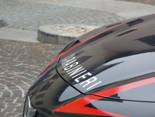 Sale sul tetto, lancia tegole e minaccia di gettarsi nel vuoto: salvato grazie al "negoziatore" dei carabinieri