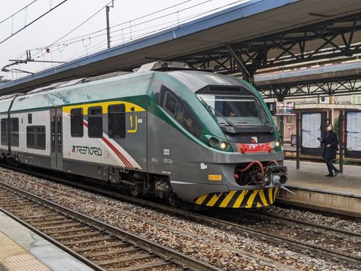 Carro lavori fuori dai binari a Saronno, mattinata piena di disagi. Trenord spiega Carro lavori fuori dai binari a Saronno, mattinata piena di disagi. Trenord spiega