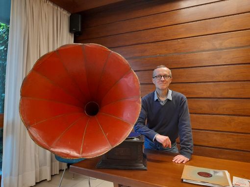 Un grammofono e la musica di una volta: la miglior medicina in casa di riposo Un grammofono e la musica di una volta: la miglior medicina in casa di riposo