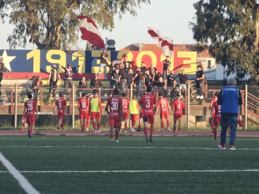 Il saluto finale dei biancorossi alla curva a Vado