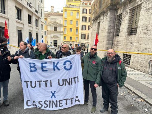 Vertenza Beko, al via il tavolo al Ministero. Al corteo dei lavoratori arriva anche Schlein: «Difendiamo i posti di lavoro e il nostro futuro industriale» Vertenza Beko, al via il tavolo al Ministero. Al corteo dei lavoratori arriva anche Schlein: «Difendiamo i posti di lavoro e il nostro futuro industriale»