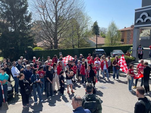 I tifosi della Openjobmetis raccoltisi fuori dal Campus per salutare la squadra in partenza