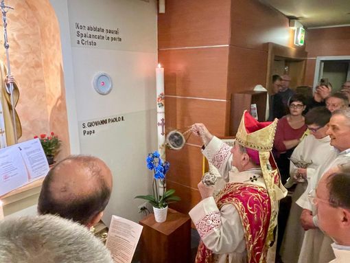 Monsignor Delpini benedice la reliquia di San Giovanni Paolo II alla chiesa dell'Ospedale di Circolo