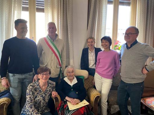 Giuseppina Porrini festeggiata dal sindaco e dai famigliari