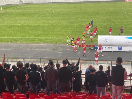 La squadra alla fine prova ad andare sotto la curva che non risponde agli applausi, anzi...