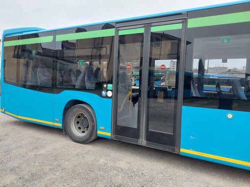 Uno degli autobus danneggiati