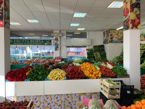 "Frutta buona" ha accolto i primi clienti nei locali che ospitavano la storica Cartolibreria Vigezzi