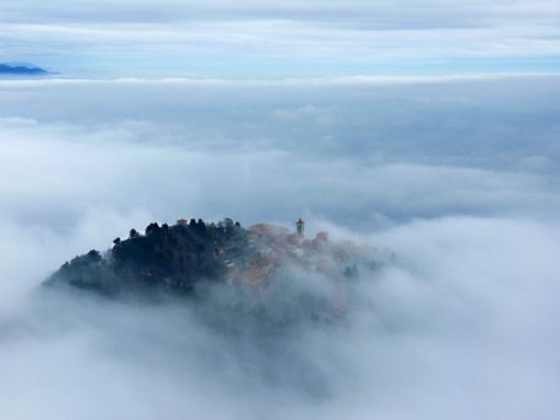 Il Sacro Monte immerso nelle nuvole: non è forse affascinante anche così?