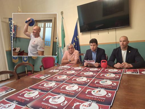 La conferenza stampa di presentazione del Campionato mondiale Kettlebell, nel riquadro Oleh Ilika in azione in sala giunta