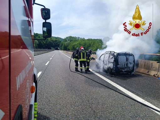 Il furgone in fiamme sulla A26