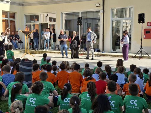 Gli assessori Albani, Colombo e Folegani salutano i bambini della primaria Gli assessori Albani, Colombo e Folegani salutano i bambini della primaria