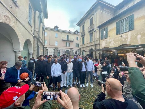 Una foto di gruppo nel saluto alla Pallacanestro Varese Una foto di gruppo nel saluto alla Pallacanestro Varese