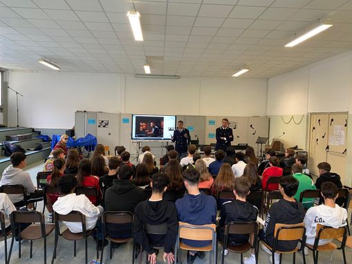 Incontro tra i ragazzi della Da Vinci di Azzate e  due agenti della sezione per la Sicurezza Cibernetica