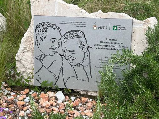 La targa dedicata a Borsellino e Falcone nel piazzale del tribunale a Varese dove domani si concluderà la marcia della pace La targa dedicata a Borsellino e Falcone nel piazzale del tribunale a Varese dove domani si concluderà la marcia della pace