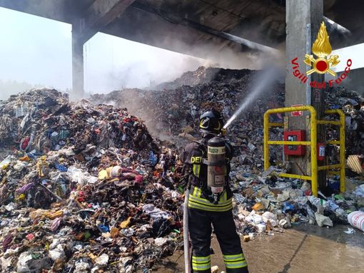 Vigili del fuoco al lavoro per spegnere l'incendio in una dotta di rifiuti a Cermenate