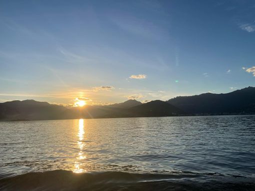 Un tramonto "mozzafiato" dal battello che collega Laveno con Santa Caterina del Sasso