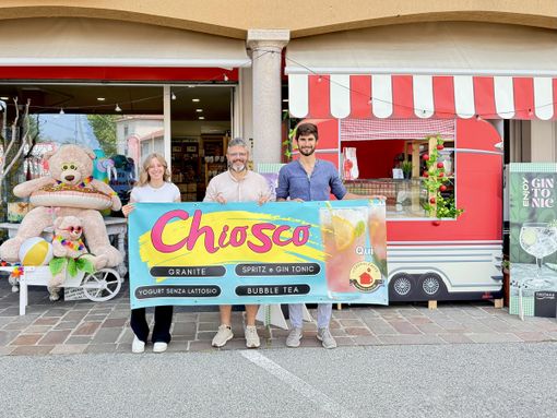 Matteo a Andrea assieme a Matilde, vi aspettano al chiosco de La Casa del Caffé a Buguggiate, in via Montello 1