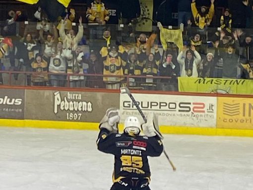 Filippo Matonti, 18 anni il 5 agosto, esalta il pubblico dei Mastini dopo l'ultima vittoria a Feltre in regular season Filippo Matonti, 18 anni il 5 agosto, esalta il pubblico dei Mastini dopo l'ultima vittoria a Feltre in regular season