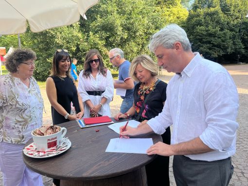 La firma dei Patti di Quartiere del sindaco Galimberti con i Consigli 3 e 4 La firma dei Patti di Quartiere del sindaco Galimberti con i Consigli 3 e 4